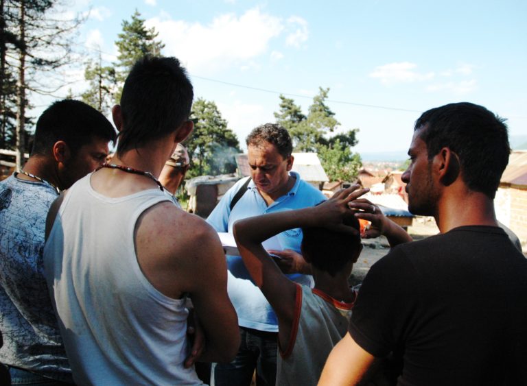 Mesecina field staff meeting with members of the Roma community in Gostivar